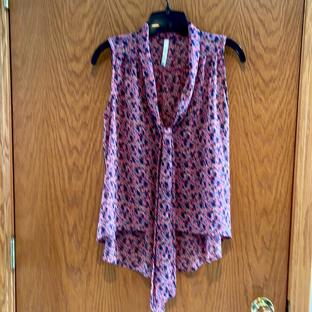 Women’s Paper Crane Sleeveless V-Neck Hi Low Blouse with Tie Neck Sz S